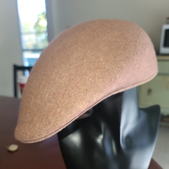 Beautiful Newsboy cap/hat/beret in tan color - Picture 3 of 9